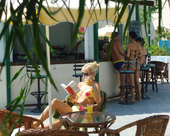 Imagen de la piscina del Hotel Olive Garden. Foto 16