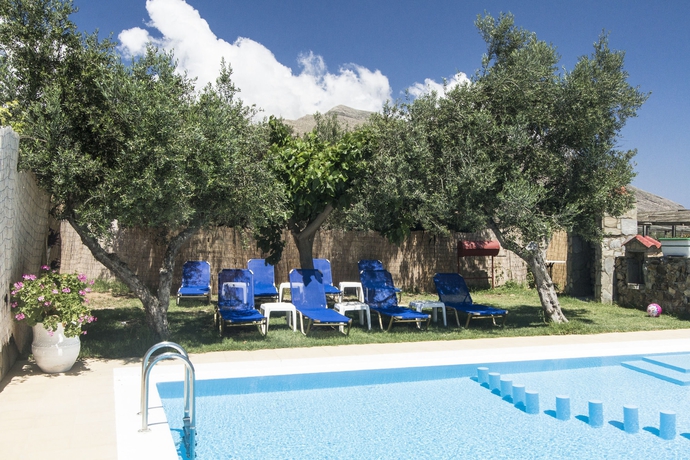 Imagen de la piscina del Hotel Olive Tree Apartments. Foto 12