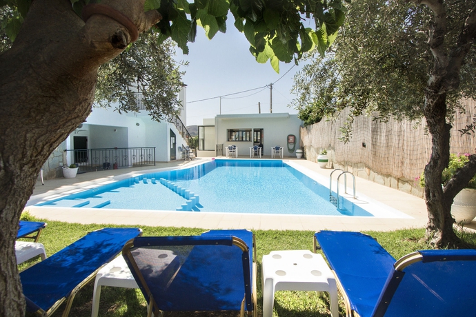 Imagen de la piscina del Hotel Olive Tree Apartments. Foto 13