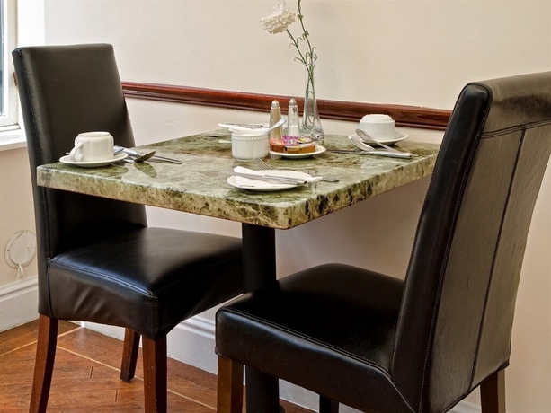 Imagen del bar/restaurante del Hotel Olivers Lodge. Foto 4