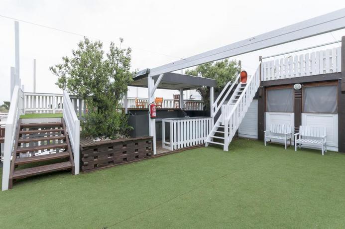 Imagen de los exteriores del Hotel Oliwood Beach. Foto 13