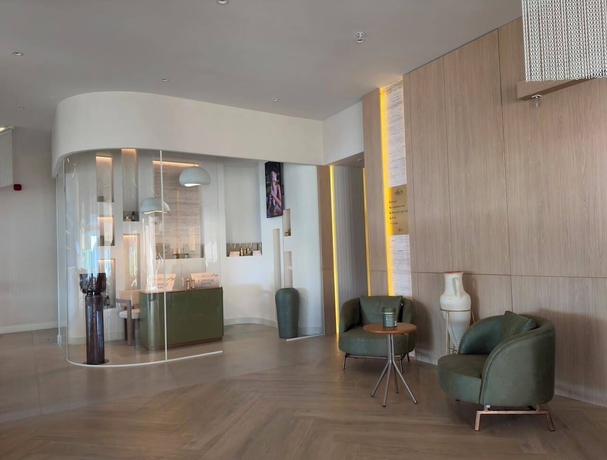 Imagen de los interiores del Hotel Ollie\'s by the Sea. Foto 16