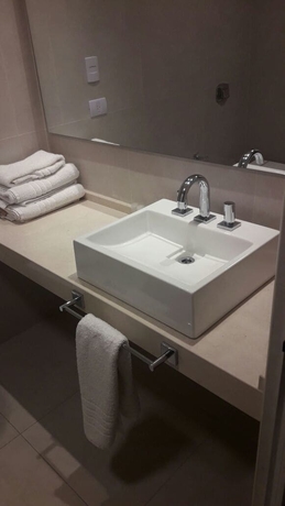 Imagen de la habitación del Hotel Olmos Suites. Foto 6