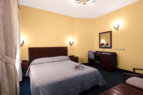 Imagen de la habitación del Hotel Olympia, Beausoleil. Foto 4