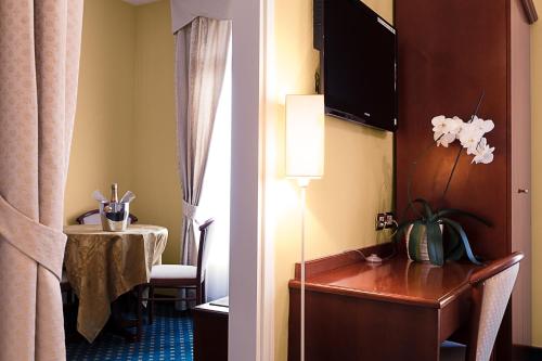 Imagen de la habitación del Hotel Olympia, Beausoleil. Foto 6