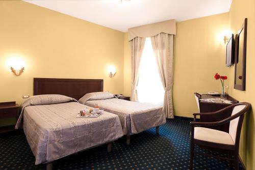 Imagen de la habitación del Hotel Olympia, Beausoleil. Foto 7