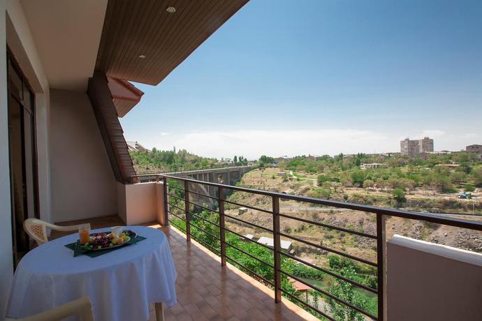 Imagen de los exteriores del Hotel Olympia Garden, Ereván. Foto 16