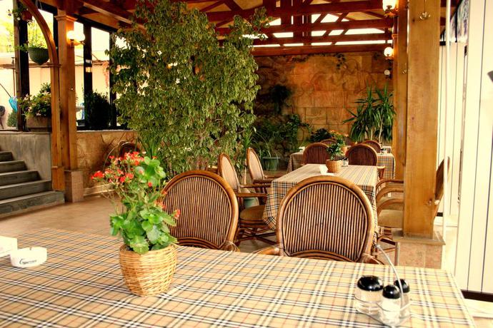 Imagen del bar/restaurante del Hotel Olympia Garden. Foto 2