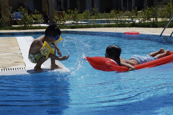 Imagen de los exteriores del Hotel Olympia Golden Beach and Spa. Foto 3