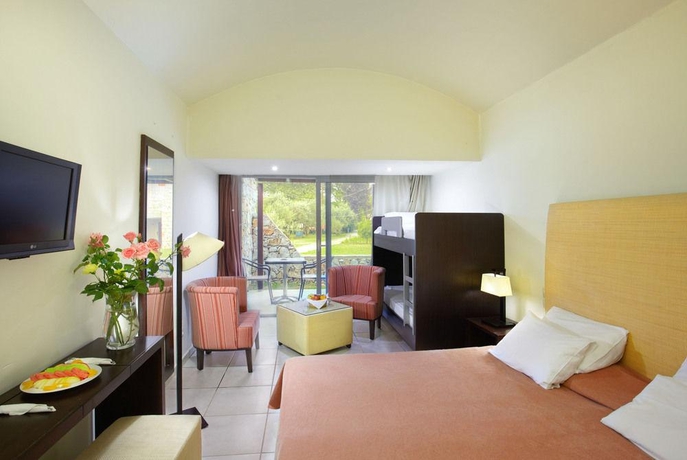 Imagen general del Hotel Olympian Bay Grand Resort. Foto 13