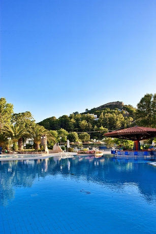 Imagen de la piscina del Hotel Olympic Palace Resort and Convention Center. Foto 16