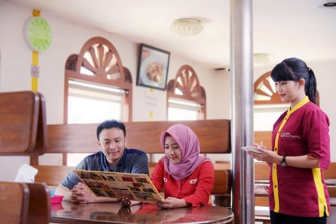 Imagen del bar/restaurante del Hotel Olympic, Sekayu. Foto 4