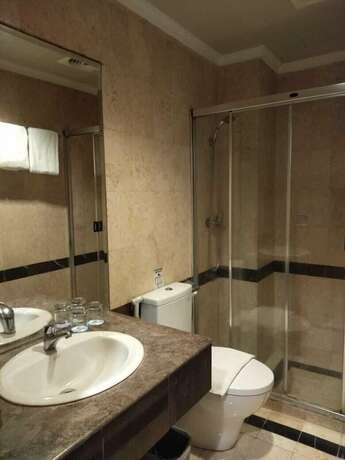 Imagen de la habitación del Hotel Olympic, Tangki. Foto 18
