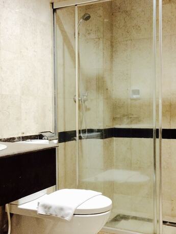 Imagen de la habitación del Hotel Olympic, Tangki. Foto 24