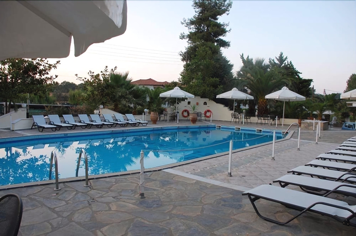 Imagen de la piscina del Hotel Olympion Melathron. Foto 13