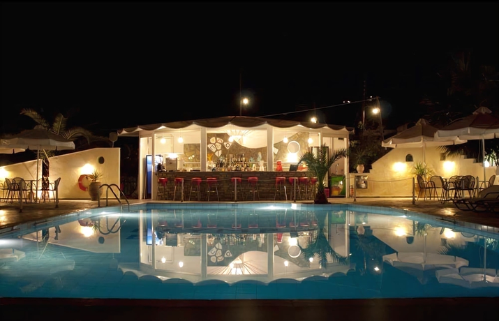 Imagen de la piscina del Hotel Olympion Melathron. Foto 17