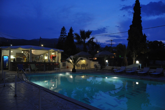 Imagen de la piscina del Hotel Olympion Melathron. Foto 18