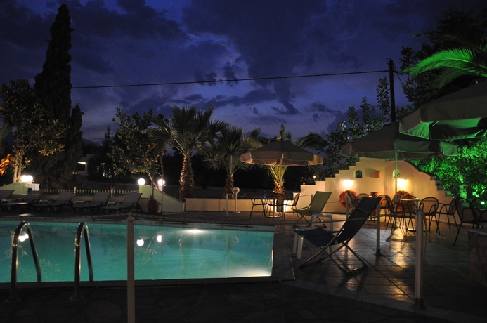 Imagen de la piscina del Hotel Olympion Melathron. Foto 19