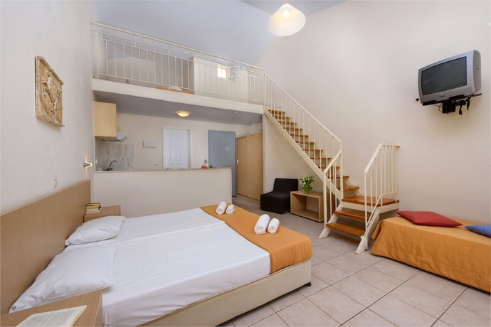 Imagen de la habitación del Hotel Olympion Village. Foto 4