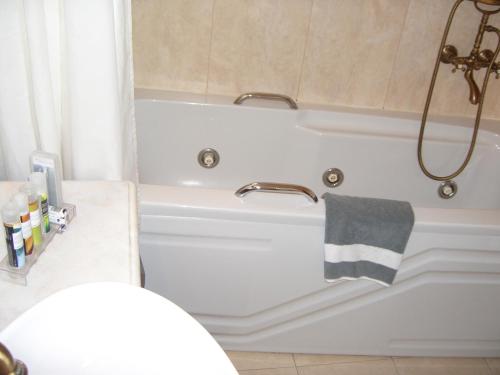 Imagen de la habitación del Hotel Olympus Mediterranean. Foto 6