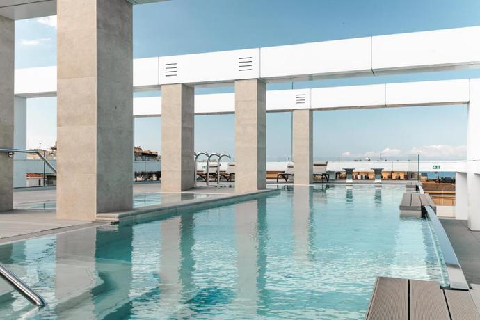 Imagen de la piscina del Hotel Olympus Palace. Foto 17