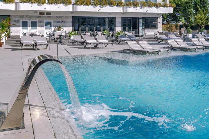 Imagen de la piscina del Hotel Olympus Palace. Foto 17