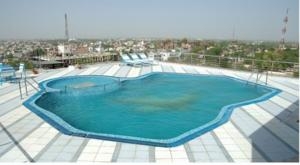 Imagen de la piscina del Hotel Om Tower. Foto 4