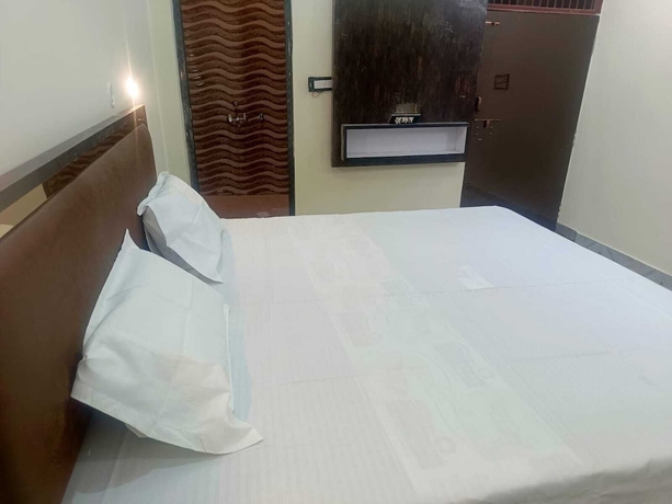 Imagen de la habitación del Hotel Om palace, Karchana. Foto 4