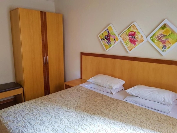Imagen de la habitación del Hotel Omega Flat. Foto 7