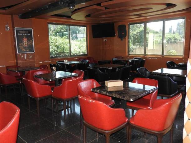 Imagen del bar/restaurante del Hotel Omega Gardens. Foto 2