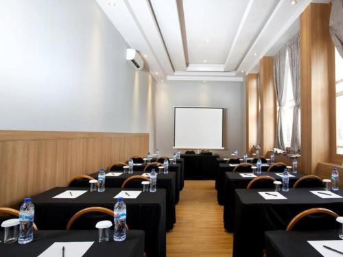 Imagen general del Hotel Omega Karawang. Foto 7