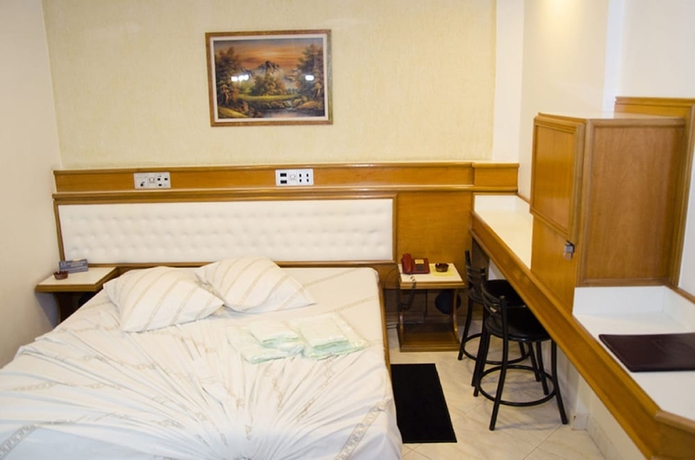 Imagen de la habitación del Hotel Omega Palace. Foto 13