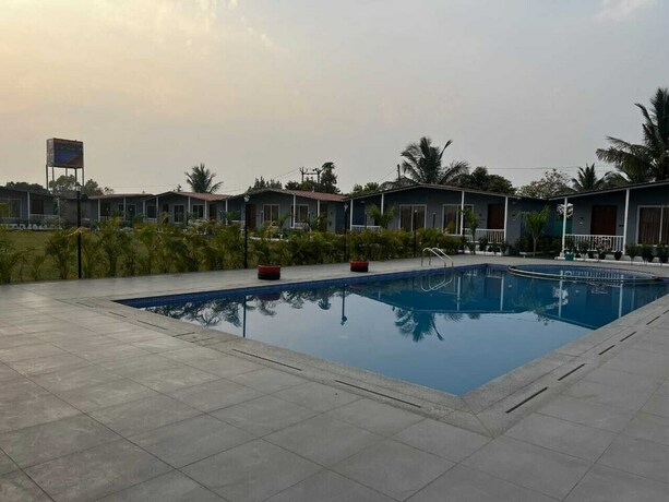 Imagen de la piscina del Hotel Omkara Resort. Foto 15
