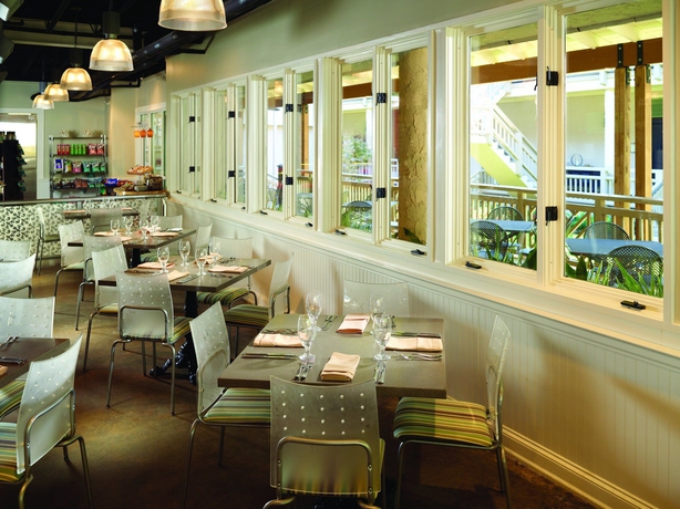 Imagen del bar/restaurante del Hotel Omni Hilton Head Oceanfront Resort. Foto 3