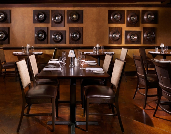 Imagen del bar/restaurante del Hotel Omni Severin. Foto 2