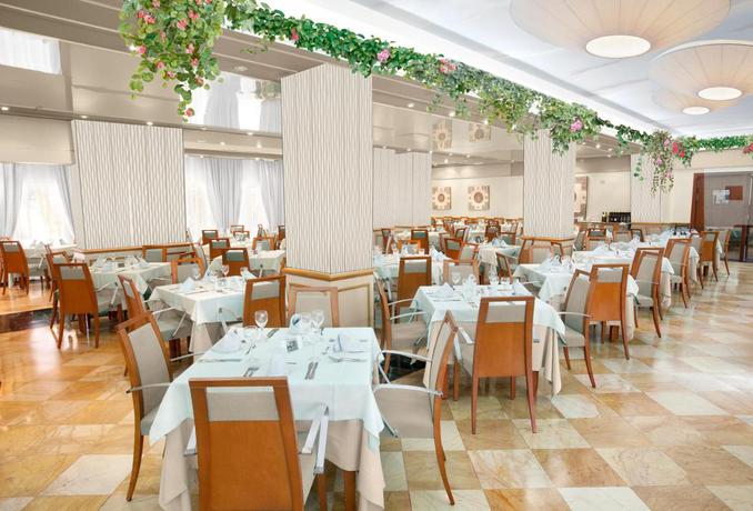 Imagen del bar/restaurante del Hotel Ona Palmira Paradise. Foto 2