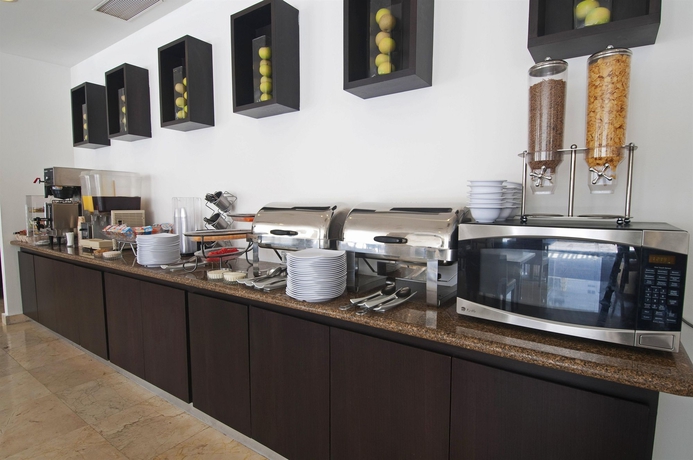 Imagen del bar/restaurante del Hotel One Acapulco Costera. Foto 2