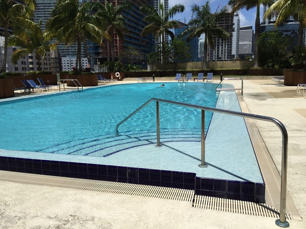 Imagen de la piscina del Hotel One Broadway by Miami Vacations. Foto 16