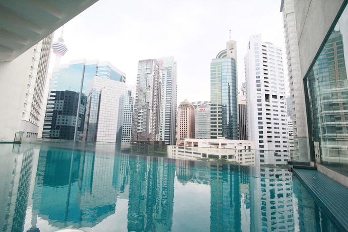 Imagen de la piscina del Hotel One Bukit Ceylon Ramada KLCC - CoLiving. Foto 16