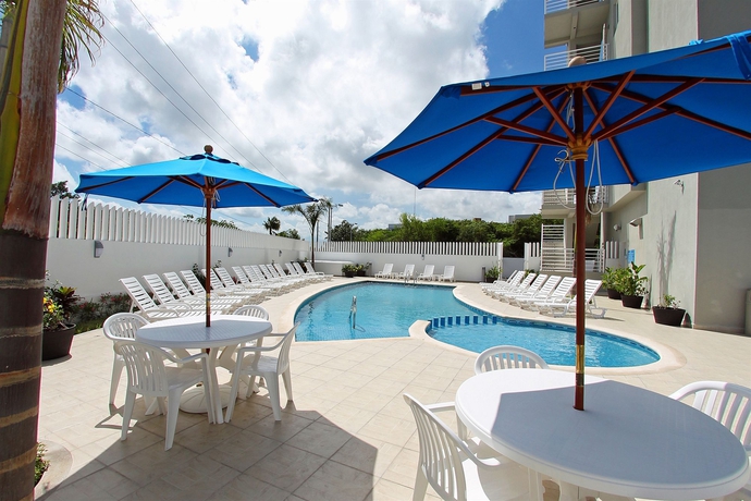 Imagen de la piscina del Hotel One Cancun Centro. Foto 15