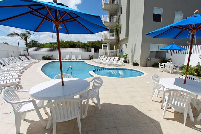 Imagen de la piscina del Hotel One Cancun Centro. Foto 16