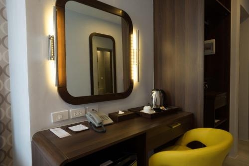 Imagen de la habitación del Hotel One Central. Foto 6