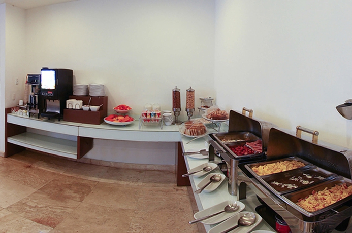 Imagen del bar/restaurante del Hotel One Ciudad Del Carmen Concordia. Foto 2