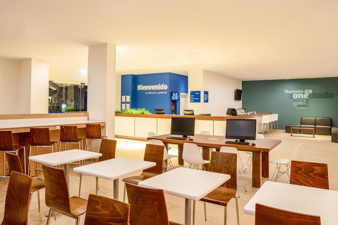 Imagen del bar/restaurante del Hotel One Ciudad de Mexico La Raza. Foto 5