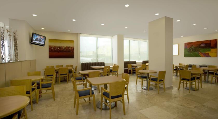 Imagen del bar/restaurante del Hotel One Coatzacoalcos Forum. Foto 2