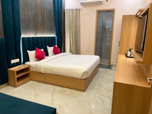 Imagen de la habitación del Hotel One Earth City Pearl Amritsar. Foto 19