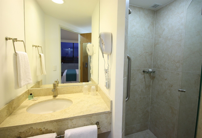 Imagen de la habitación del Hotel One Guadalajara Centro Histórico. Foto 6