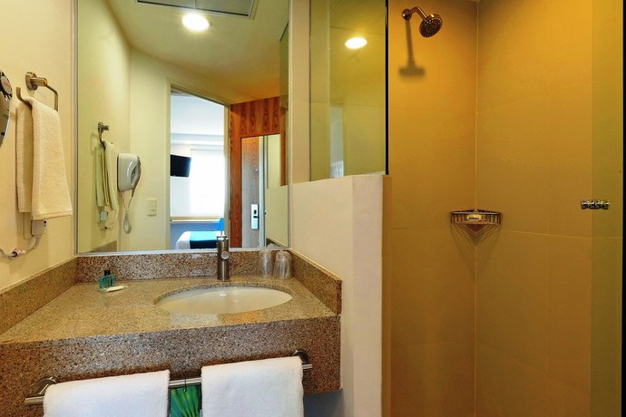 Imagen de la habitación del Hotel One Guadalajara Expo. Foto 9