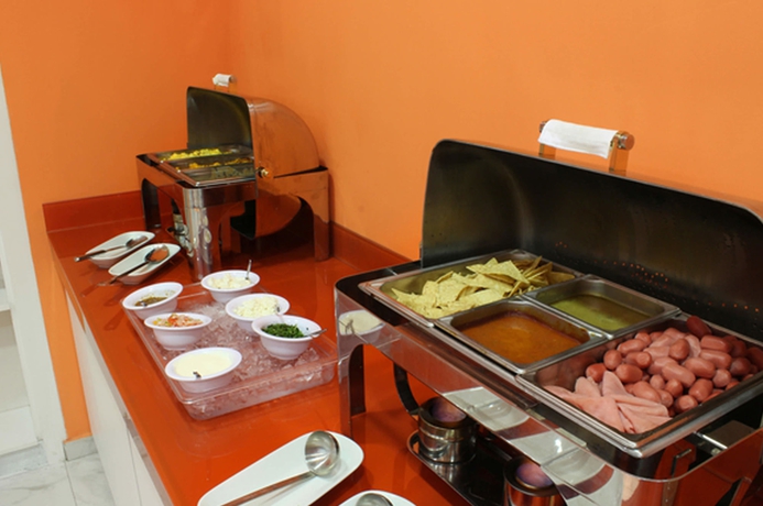 Imagen del bar/restaurante del Hotel One Guadalajara Periférico Poniente. Foto 4