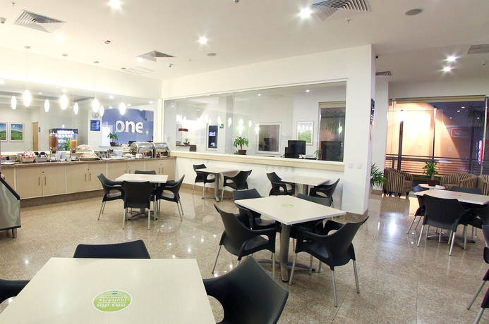 Imagen del bar/restaurante del Hotel One Guadalajara Periferico Norte. Foto 7